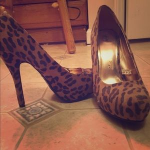 Leopard print pumps